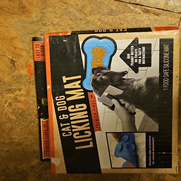 Cat & Dog Licking Mat with Suction Cups, Easy To Clean - Picture 1 of 2